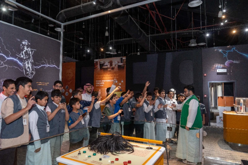 طلاب المعسكر العلمي الصيفي (2) يثرون معارفهم بزيارة لمركز القصيم العلمي