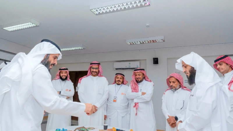 الرئيس التنفيذي لشركة العثيم للتنمية يزور المعسكر العلمي الصيفي (2) لجمعية الإحسان